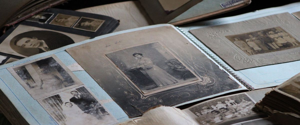 Stará rodinná fotoalba s černobílými fotografiemi
